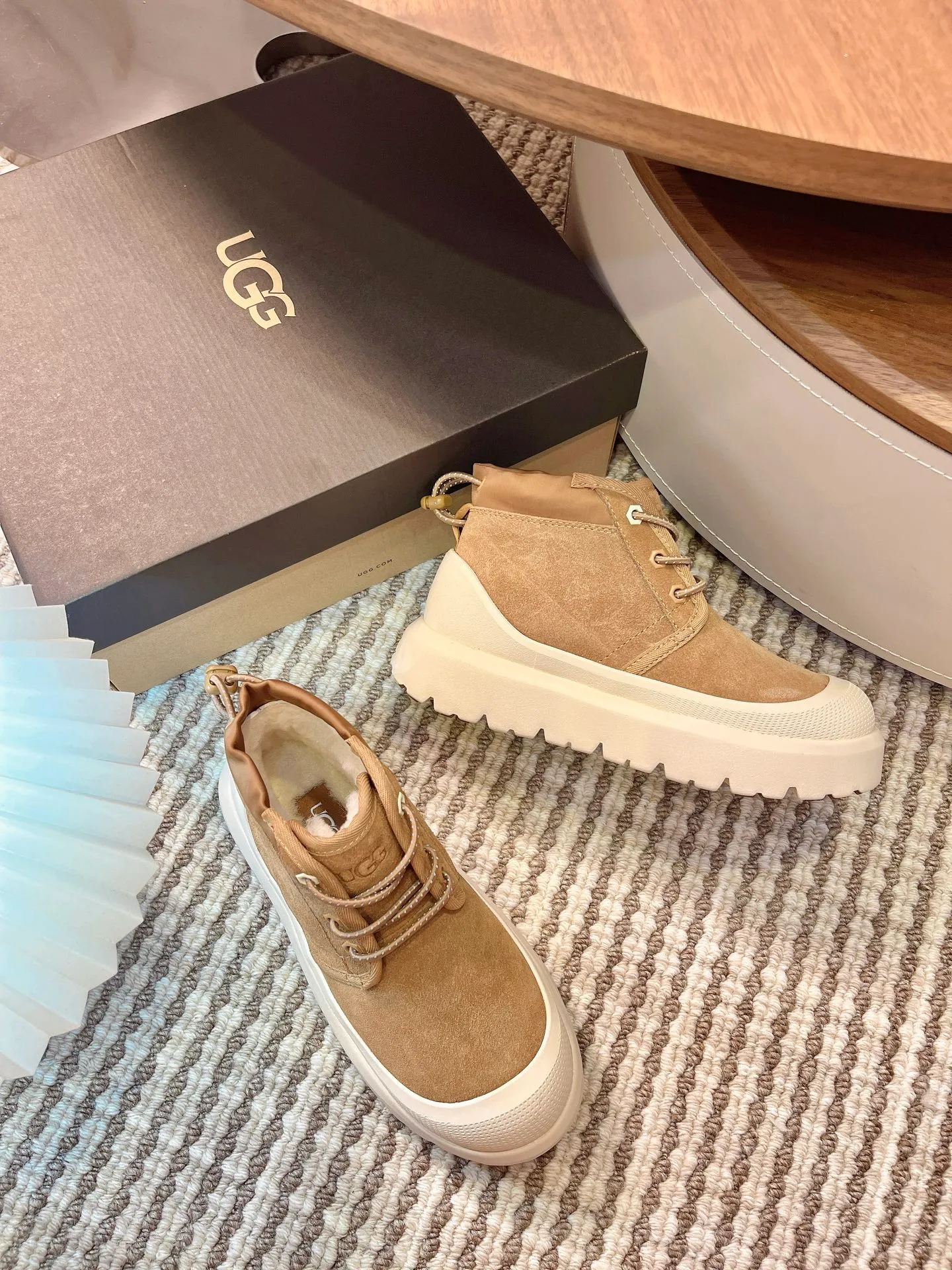 【UGG】 P: 560💰 Couple shoes Size: Women’s size 35-40 / Men’s size 40-44 UGG Tasman Weather Hybrid slip-on snow boots👢 Wang Yibo's same style 👏 adds a large orange sole to the classic Tasman shoe style, functional color contrast design, environmentally friendly waterproof and snowproof material, which has both fashionable and functional attributes. At the same time, it is paired with the new UGG furry shoes Keen's furry color-blocking jacket. Bright orange and maroon collide to create a new light outdoor style and open up a new travel experience in early autumn! Using the best materials, the 17mm fur integrated surface is warmer and breathable, and the outsole is upgraded to a lightweight and wear-resistant light wing technology outsole!